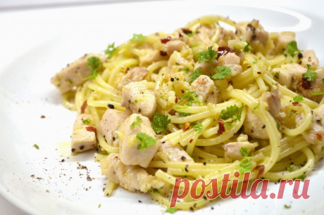 Спагетти с курицей и чесноком.
Отличный рецепт вкуснейших спагетти с кусочками курицы, обжаренных в чесноке с добавлением петрушки.