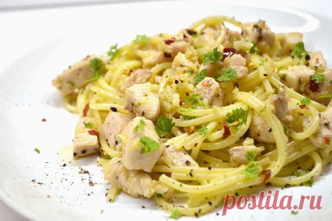 Спагетти с курицей и чесноком.
Отличный рецепт вкуснейших спагетти с кусочками курицы, обжаренных в чесноке с добавлением петрушки.