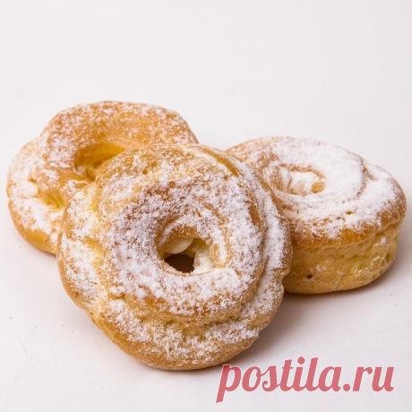 Вязание, рукоделие, мастер классы. Кулинария.
Заварные колечки с творожным кремом 

Получается 15 колечек 

Тесто: 
125г воды 
125г молока 
100г сливочного масла 
150г муки 
4 яица сорта С1 + еще одно частично или полностью при необходимости 
1/2ч.л. соли 
5г сахара 

Крем: 
400г творога 5-9% 
140г сливочного масла 
50г сгущенки 
65г сахарной пудры 
1 пак. ванильного сахара 

Масло нарезать небольшими кубиками. Воду и молоко с маслом, солью и сахаром довести до кипения (но...