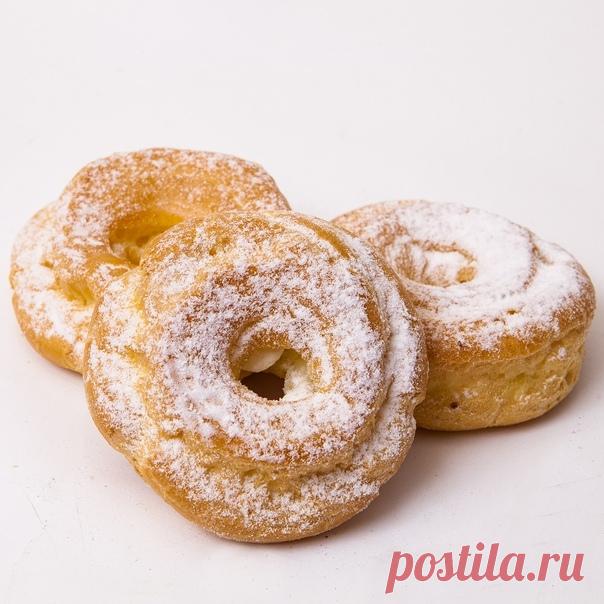 Вязание, рукоделие, мастер классы. Кулинария.
Заварные колечки с творожным кремом 

Получается 15 колечек 

Тесто: 
125г воды 
125г молока 
100г сливочного масла 
150г муки 
4 яица сорта С1 + еще одно частично или полностью при необходимости 
1/2ч.л. соли 
5г сахара 

Крем: 
400г творога 5-9% 
140г сливочного масла 
50г сгущенки 
65г сахарной пудры 
1 пак. ванильного сахара 

Масло нарезать небольшими кубиками. Воду и молоко с маслом, солью и сахаром довести до кипения (но...