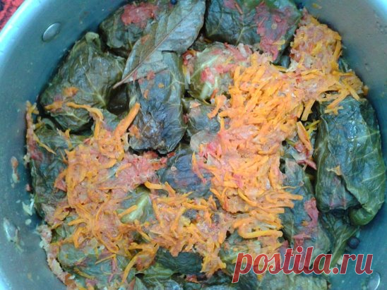 Голубці
беремо фарш мясний і варемо гречку до полуготвності  цибулю нарізати кубиками і натерти моркву  все замішуємо додаїмо яйце і сіль  перець і приправи за смаком  готовимо листя з капусти  і замотуємо в них фарш  складаємо в каструлю голубці на дно каструлі положити листя капусти   залити голубці соусом ( вода , томатна паста і спеції ) можна і томатним соком  ставимо на вогонь і на малому вогні готовимо до готовності