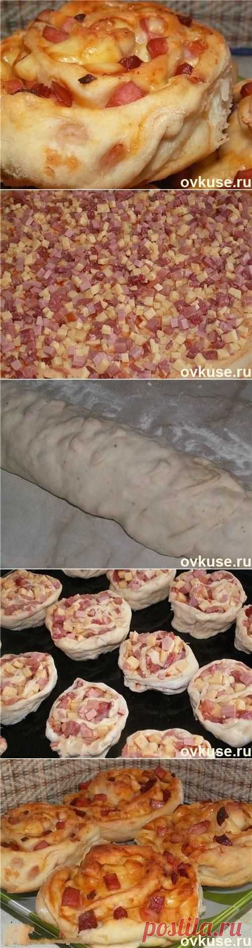 Пиццы-розочки - Простые рецепты Овкусе.ру
Ингредиенты:

- 500 г муки 
какую муку выбрать? мы подскажем

- 100 мл тёплой воды
- 1 стакан молока
- 1 чайная ложка сахарного песка
- 2 чайных ложки сухих дрожжей
- 50 г сливочного масла (комнатной температуры)
- соль
- перец

Начинка:
- 200 г с/к колбасы
- 200 г любого в/к мяса
- 300 г твёрдого сыра
- кетчуп