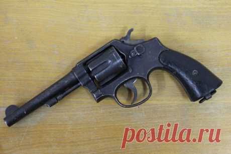 Смит & Вессон «милитари & полис» – револьвер без недостатков История этого револьвера лучшее свидетельство того, что ни один человек не бывает только умен. Судьба всегда отмеряет ему свою порцию глупости и так бывает всегда. То есть в чём-то он мудр как… а в другом – ну дурак-д...