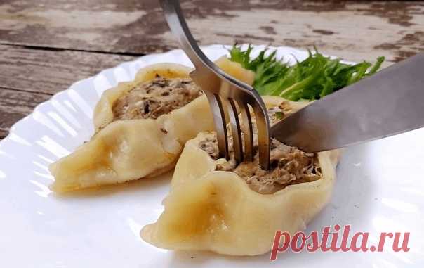 Лодочки с фаршем на сковороде

Аппетитные и очень вкусные лодочки с фаршем станут полноценным блюдом для всей семьи. Тонкое тесто идеально сочетается с сочной начинкой. Просто, сытно и вкусно, попробуйте!

Для теста:
мука — 200 г
кипяток — 100 мл
соль — 1/2 ч.л.
растительное масло — 1 ст.л.

Смешиваем муку с солью, а затем вливаем кипяток и быстро все перемешиваем. Добавляем растительное масло и продолжаем вымешивать до тех пор, пока тесто не возьмется комком.

Продолжаем ...
