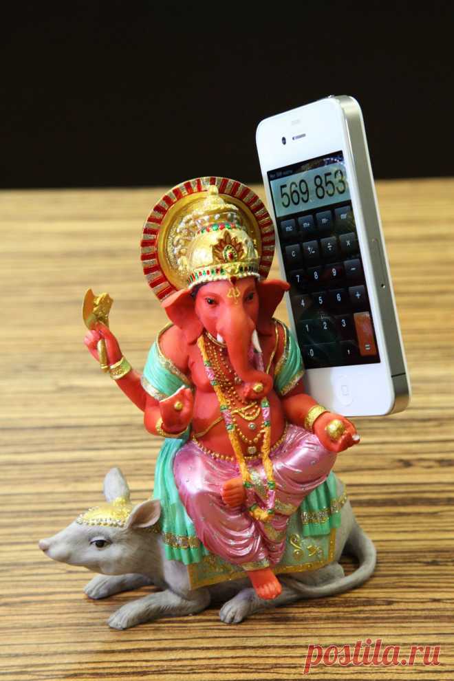 iphone 4s 

Но больше всего меня поразила так называемая система Siri. С ее помощью iphone 4s можно управлять голосом, даже не прикоснувшись к телефону. Например, можно попросить, чтобы прочитал последнее смс или все, или третью смс. Можно приказать перенести с напоминаний запись о встрече с 17 на 19 часов. Короче, все, что в обычных телефонах делается руками в этой модели можно делать с помощью голоса. Но и это ещё не всё. Кроме того что он выполняет задания, так ещё и задает вопросы, если за