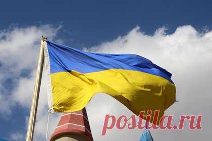 Вандалы разрезали флаги Украины напротив мэрии в Днепропетровске. Неизвестные совершили акт вандализма в Днепропетровске напротив мэрии, на аллее в честь павших военных. Они разрезали украинские флаги, об этом рассказала одна из инициаторов создания аллеи Елена Мосийчук. Она призвала Службу безопасности Украины (СБУ) обратить внимание на подобные инциденты.