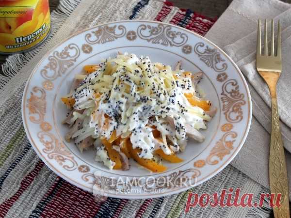 Салат с курицей, персиками и маком — рецепт с фото Оригинальный на вкус салат из курицы и консервированных персиков, а также с маринованным луком и сыром, заправленный майонезом с маком!
