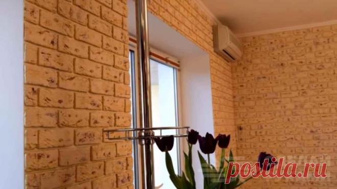 Простой способ, как обновить декоративный кирпич на стене Декоративные гипсовые кирпичи — современный отделочный материал, с помощью которого можно сделать интерьер стильным и современным.Правда, иногда может