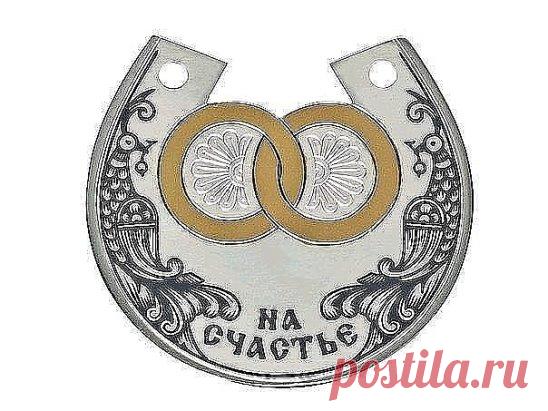 Пусть в вашем доме будет всё:
Любовь, покой, уют, богатство,
Пусть будет в нём всегда тепло,
Чтобы xотелось возвращаться.
Чтоб в доме вашем свет не гас,
Чтоб радость и надежда грели,
И столько было б сил у вас,
Чтоб вы всё-всё преодолели.
Чтоб добрый дом вас много лет
Заботливо оберегал,
Xранил от слёз, проблем и бед
И самым лучшим в мире стал.
Чтобы всегда в руке рука,
Глаза в глаза, к плечу плечо.
Спасательный свет маяка –
Ваш дом. А надо ли ещё?