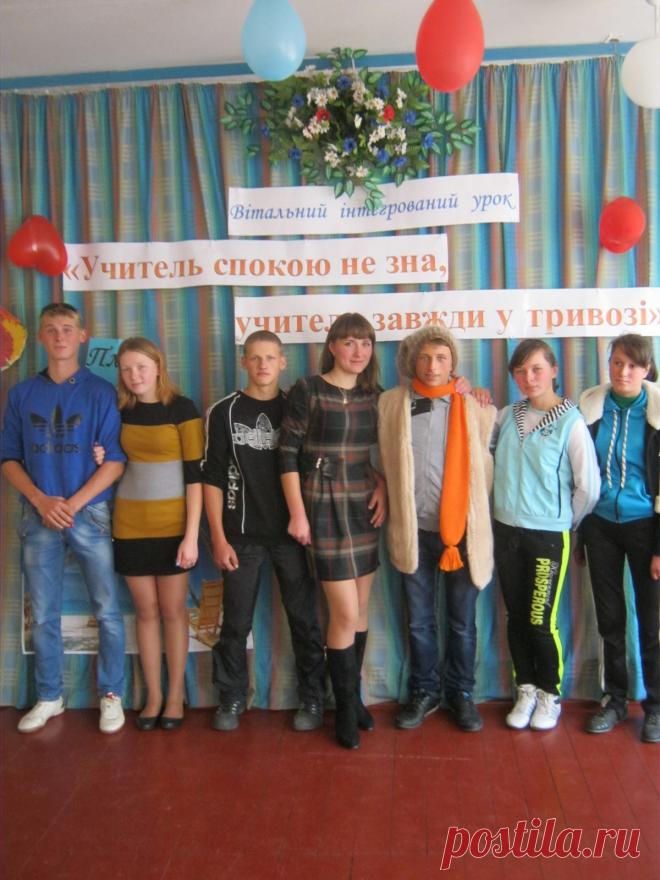 Сценарій святково-розважальної програми для вчителів з інтерактивною формою проведення, який включає веселі сценки привітання педагогів зі святом. Учні вітають своїх педагогів та дякують їм за роботу і підтримку.