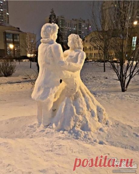 ДОН24 - Ко Дню святого Валентина ростовчанин слепил из снега влюбленных снеговиков