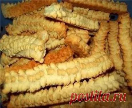 Песочное печенье

Ингредиенты:
4 стакана муки
1 пачку маргарина для выпечки. Можно 200 г масла, но наши мамы масло экономили и пекли на маргарине
200 г сахара
200 г майонеза
2 яйца
щепотка соли
Приготовление:
1.Маргарин трем на терке или режем кусочками и перетираем руками с 3 стаканами муки до однородной массы.
2.Добавляем сахар, яйца, майонез и соль и замешиваем тесто. Муку подсыпаем.
3.Тесто получается эластичным и мягким. Накроем его и поставим в холодильник. Холодное ...