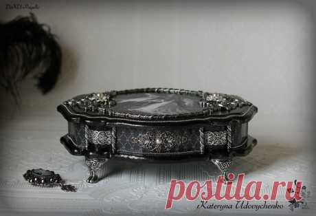 Шкатулочка "Танец". Основа из сосны. Декупаж, лепнина.
Размер: 22х16.5х5 см