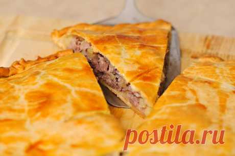 Мясной пирог с картошкой.
Вкуснейший пирог из бездрожжевого теста с небольшими кусочками говядины, репчатым луком и картошкой.