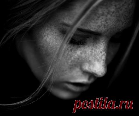 Я люблю тебя», — вот что успевали написать гибнущие люди из «башен-близнецов» во время атаки террористов, и из падающих самолетов. Из затопленной подводной лодки и из-под завалов после землетрясения. В последние секунды успевали написать эти слова тем, кого любили. Вместо жалоб, мольб о спасении, проклятий врагам или нравоучительных афоризмов. Хотя все они уходили из дому в разном состоянии — они же не знали, что больше не вернутся. И некоторые ссорились; ругались, что не могут найти ключи; завт