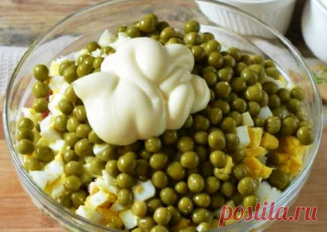 Салат “Чайка”, яким пишалися радянські ресторани. Швидкий, смачний і простий Салат навіть без м’ясних і рибних продуктів, виходить апетитним і ситним. Все дуже просто, але результат просто чудовий. Для приготування вам будуть потрібні такі інгредієнти: яйця, 5 шт; горошок зелений консервований, 1 банка; сир, 200 г; цибуля, 1 шт; майонез або сметана. Процес приготування Яйця відварюємо і охолоджуємо, ріжемо кубиком. Цибулю (краще білу або синю, […]