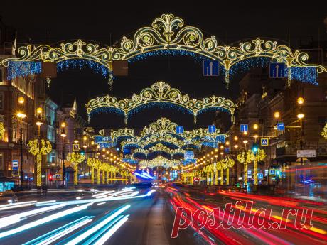 Невский проспект в огнях, светящихся мостов и гирлянд.