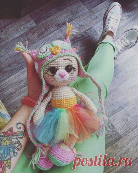 КОШКА В ШАПОЧКЕ СОВЫ 

Чудесная вязаная кошечка в шапочке совы, а глазки у нее словно живые. Описанием своей авторской игрушки поделилась Татьяны Лысенко. 

Пряжа: Джинс Ярн Арт 
Крючок: № 2.5, а для тельца — № 05 

Сокращения: 
в.п. — воздушная петля 
сбн — столбик без накида 
пр — прибавка 
уб — убавка 

ГОЛОВА-ТУЛОВИЩЕ 
1ряд: кольцо амигуруми , 6 сбн, далее вяжем по кругу (6сбн) 
2 ряд: (пр)* 6 раз (12сбн) 
3 ряд: (пр, 1 сбн)* 6 раз (18сбн) 
4 ряд: (пр, 2 сбн)* 6 раз (2...