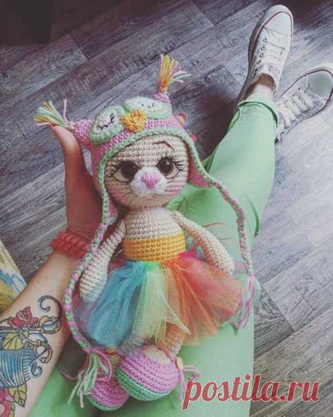 КОШКА В ШАПОЧКЕ СОВЫ 

Чудесная вязаная кошечка в шапочке совы, а глазки у нее словно живые. Описанием своей авторской игрушки поделилась Татьяны Лысенко. 

Пряжа: Джинс Ярн Арт 
Крючок: № 2.5, а для тельца — № 05 

Сокращения: 
в.п. — воздушная петля 
сбн — столбик без накида 
пр — прибавка 
уб — убавка 

ГОЛОВА-ТУЛОВИЩЕ 
1ряд: кольцо амигуруми , 6 сбн, далее вяжем по кругу (6сбн) 
2 ряд: (пр)* 6 раз (12сбн) 
3 ряд: (пр, 1 сбн)* 6 раз (18сбн) 
4 ряд: (пр, 2 сбн)* 6 раз (2...