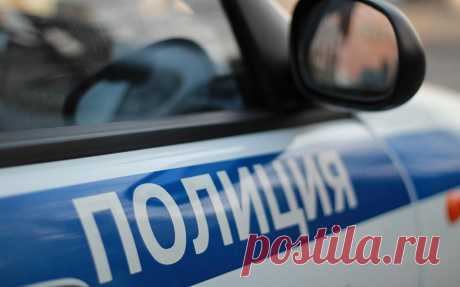 В Кузбассе открыли стрельбу у военкомата после танцев на крыше. Стрельба началась у военкомата города Осинники Кемеровской области, когда на место прибыла полиция для разгона собравшихся пьяных людей, сообщают «Сибдепо» и издание Pro Kuzbass.