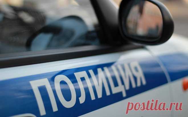 В Кузбассе открыли стрельбу у военкомата после танцев на крыше. Стрельба началась у военкомата города Осинники Кемеровской области, когда на место прибыла полиция для разгона собравшихся пьяных людей, сообщают «Сибдепо» и издание Pro Kuzbass.