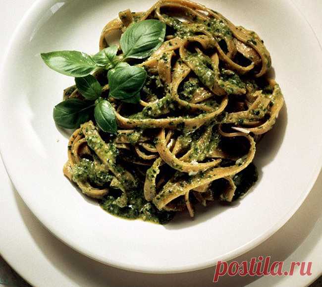 Паста с соусом песто из рукколы и грецких орехов
Цикл - Интересные рецепты от ВСЁВСЁ.РУ 
-----------
ИНГРЕДИЕНТЫ НА 6 ПОРЦИИ 
Рукола - 1 пучок 
Грецкие орехи - 65 г 
Оливковое масло - 4 столовые ложки 
Спагетти - 500 г 
Сыр пекорино романо (или то что вам по вкусу) - 150 г 
Листья базилика - по вкусу

Весь рецепт в наших соц страницах и пабликах))

#интересные_рецепты #посуда #блюда #рецепты #техника #салат #кухнимира #всёдлядома #всевсе_ру