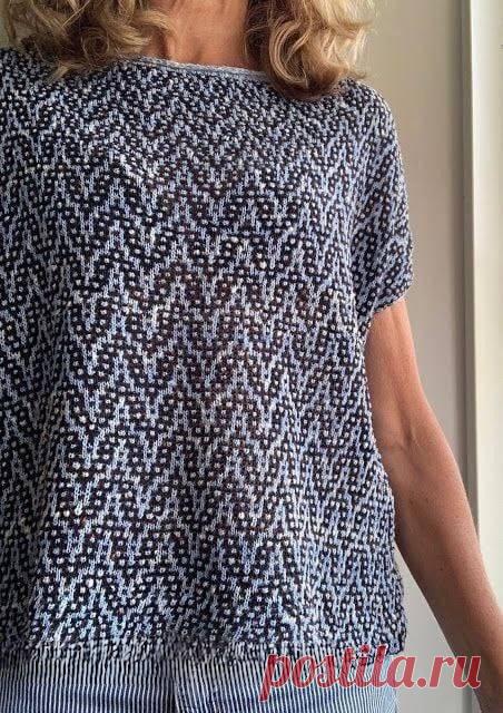 Очень красивая и интересная модель Очень красивая и интересная модельТехника мозаичного вязания спицами. Это одна из самых эффектных и при этом удобных техник для двухцветных узоров: нити не перекрещиваются, а цвета чередуются рядами.