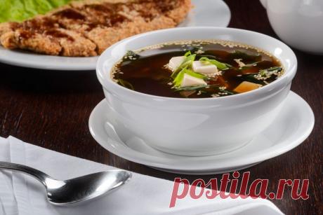 Рецепт супа мисо от Шефмаркет Мисо суп — традиционное блюдо, относящееся к японской кухне. Своему названию суп обязан наличию в нем особой пасты “мисо”.