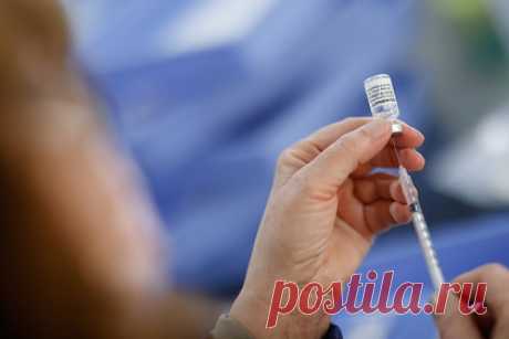 Глава Pfizer рассказал о сроках ревакцинации от коронавируса. Генеральный директор американской компании Pfizer Альберт Бурла заявил, что пока нет точной рекомендации относительно того, через какой срок после сделанной прививки от коронавирусной инфекции необходима новая доза вакцины. Он отметил, что самый вероятный сценарий — это ежегодная ревакцинация.