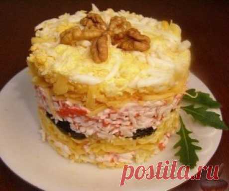 Салат с крабовыми палочками и фаршированным черносливом.