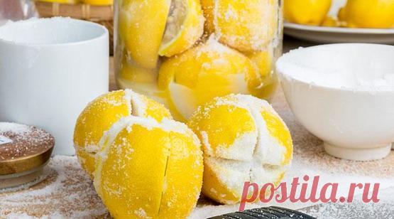 Разрезать лимон и засыпать солью, результат