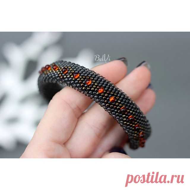 ПРОДАН. SOLD
Обожаю эти капли-бусины! Металлизированные внутри, за счет преломления света выглядят очень притягательно✨
Последнее время, доделывая каждое украшение, сталкиваюсь с каким-либо препятствием. В этот раз на самом интересном месте кончились нитки. Побегала с бобинкой по магазинам, такого номера такого вида не существует😱  Пришлось выбирать на глаз - угадала;) А производитель просто ошибся в нумерации.
_________
Браслет связан из японского бисера и бусин-капель, ...