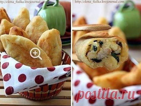 Творожные пирожки с курицей и сыром..