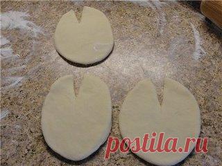 БУЛОЧКИ-ХРЮШКИ 🐷
ИНГРЕДИЕНТЫ:
● 1 стакан - кефира,
● 0.5 стакана - растительного масла,
● 1 пакетик (11 граммов) сухих дрожжей,
● 1 ч.- ложка соли,
● 1 ст. ложка - сахара,
● 3 стакана- муки
ПРИГОТОВЛЕНИЕ:
Кефир смешать с маслом и немного подогреть, добавить соль и сахар,муку просеять и смешать с дрожжами, влить постепенно кефирную смесь и замесить тесто, накрыть и поставить в тепло на 30 минут. Пока тесто будет подходить, можно приготовить начинку. Противень застелить промасленной бумагой, сф