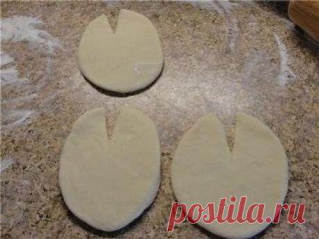 БУЛОЧКИ-ХРЮШКИ 🐷
ИНГРЕДИЕНТЫ:
● 1 стакан - кефира,
● 0.5 стакана - растительного масла,
● 1 пакетик (11 граммов) сухих дрожжей,
● 1 ч.- ложка соли,
● 1 ст. ложка - сахара,
● 3 стакана- муки
ПРИГОТОВЛЕНИЕ:
Кефир смешать с маслом и немного подогреть, добавить соль и сахар,муку просеять и смешать с дрожжами, влить постепенно кефирную смесь и замесить тесто, накрыть и поставить в тепло на 30 минут. Пока тесто будет подходить, можно приготовить начинку. Противень застелить промасленной бумагой, сф