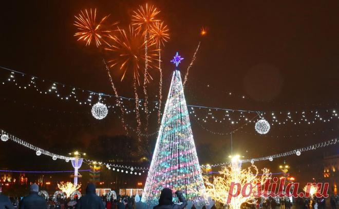 В регионе Латвии решили запретить салюты на Новый год в полночь по Москве. Авторы инициативы считают, что те, кто запускает салюты в Новый год по Москве, имеют взгляды, которые не совпадают с «ценностями большей части латвийского общества». Поэтому время запусков хотят ограничить по местному времени