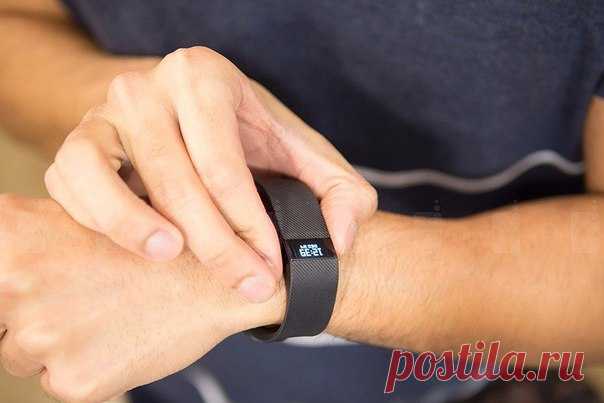 Студентов в одном из ВУЗов США обязали использовать фитнес-трекеры Fitbit Университет Орала Робертса, расположенный в городе Талса (Оклахома, США), ввёл оригинальное правило для первокурсников. Все они обязаны носить трекер физической активности Fitbit. Благодаря такому шагу администрация учебного заведения будет отслеживать, насколько хорошо студенты поддерживают свою физическую форму. Соответствующие отчёты отправляются через беспроводное соединение на онлайн платформу. При этом учитываются…