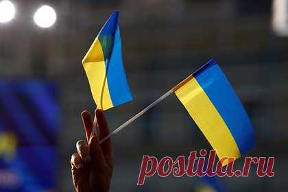 На Украине резко ответили порадовавшемуся бесправию русскоговорящих депутату. Депутат от партии «Оппозиционная платформа — За жизнь» (ОПЗЖ) Вадим Рабинович резко ответил члену фракции «Слуга народа» Олегу Семинскому, который порадовался бесправию русскоговорящих жителей Украины после принятия закона о коренных народах. По словам Рабиновича, такое высказывание мог сделать только «идиот».