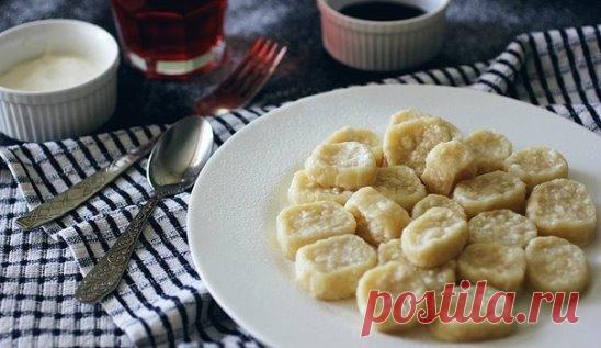 Ленивые вареники
Ингредиенты:
-Творог — 250 г
-Яйцо куриное — 1 шт.
-Мука — 3–4 ст .л.
-Сахар — 1 ст. л.
-Соль — щепотка
Приготовление:
1. Творог растереть с сахаром и щепоткой соли. Добавить яйцо и перемешать до однородности.
2. Всыпать муку и перемешать. Если тесто получается жидким, то добавить еще муки.
3. Высыпать немного муки на рабочую поверхность и начать раскатывать тесто в колбаску диаметром 2–3 см.
4. Приплюснуть по всей длине и разрезать на равные части.
5. Воду в кастрюле довести