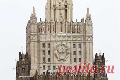 Российский МИД отреагировал на получение ответа США по гарантиям безопасности. Российское Министерство иностранных дело опубликовало заявление в связи с получением письменного ответа от США по гарантиям безопасности. Послание из Вашингтона заместителю министра иностранных дел России Александру Грушко передал американский посол в Москве Джон Салливана в среду, 26 января.