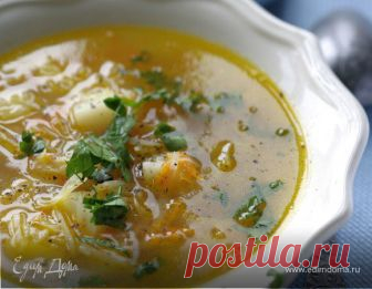 Однажды я пробовала рассольник с гречкой вместо перловки, было очень вкусно, но все же я предпочитаю перловку. И, конечно, никаких маринованных, малосольных огурцов — только бочковые соленые. Продаются на каждом рынке, уж чего-чего, а огурцов у нас хватает! Овощной бульон можно заменить куриным, вместо перловки добавить 80 г риса, а вместо помидоров положить в рассольник полторы столовые ложки томатной пасты (если не любите помидоры, не добавляйте!).