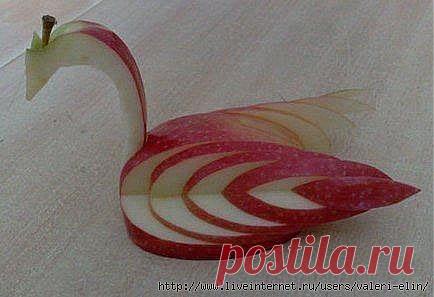 Нарезаем яблоко в виде лебедя.