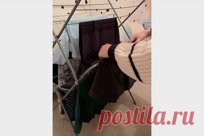 Блогерша раскрыла правильный порядок развешивания одежды для ее быстрой сушки. Блогерша Джен (фамилия неизвестна) с никнеймом @cleanwithjen раскрыла правильный порядок развешивания одежды для ее быстрой сушки. Так, следует включить дополнительный цикл отжима в стиральной машине, чтобы избавиться от излишков воды, и заполнять нижние перекладины вертикальной сушилки небольшими легкими предметами.