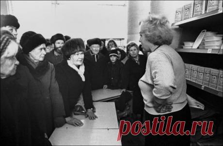 Карточки и талоны Молодое поколение россиян, родившиеся уже после 1991 года, и слов-то таких уже не знает: «талоны на хлеб», «продуктовые карточки» и «товарный дефицит». А во времена СССР это был неизменный атрибут сов...