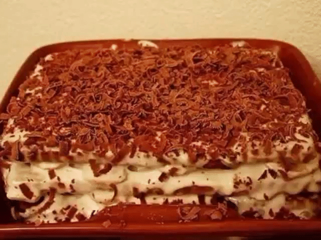 ТОРТ ИЗ ПЕЧЕНЬЯ
с бананом и на скорую руку 
ИНГРЕДИЕНТЫ:
● 2 пачки сахарного печенья 
● 5-6 бананов
● пол-литра сметаны
● 1 стакан сахара
● 300 мл молока
● киви, клубника, апельсин - количество по желанию (для того, чтобы украсить тортик)
● шоколадка
ПРИГОТОВЛЕНИЕ:
1. Сметану взбиваем с сахаром, добавляем порезанные кружками бананы.
2. Печенье вымачиваем предварительно в молоке (всего пару секунд), после чего начинаем с него выкладывание слоями торта.
3. На блюдо кладем слой печенья, сверху см