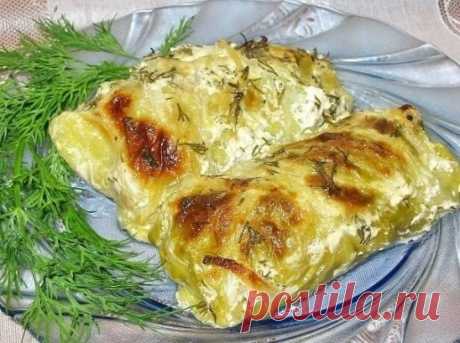 Голубцы с грибами и яйцами 
Б*Ж*У*Ккал на 100гр 3.13*7.97*3.59*97.95 
Капуста белокочанная — 150 г 
Грибы свежие — 100 г 
Лук репчатый — 15 г 
Яйцо — 1/2 штуки 
Сметана 10% или йогурт — 40 г 
Петрушка — 5 г 
Отварить капусту; затем нашинковать лук, поджарить его на сковороде, сковороду предварительно протереть салфеткой, смоченной в масле, добавить шинкованные грибы и тушить еще 10–12 минут с добавлением водички, после чего добавить рубленую зелень петрушки и крутое рубленое яйцо. 
Из фарша и