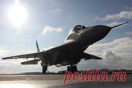 Раскрыт способ установки американских JDAM на украинские МиГ-29. Украинские истребители МиГ-29 оснащают специальными пилонами, которые позволяют вооружать их американскими корректируемыми бомбами Joint Direct Attack Munition Extended Range (JDAM-ER), пишет The Drive. Издание допустило, что пилон несет дополнительное электронное оборудование.
