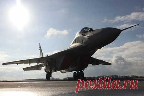 Раскрыт способ установки американских JDAM на украинские МиГ-29. Украинские истребители МиГ-29 оснащают специальными пилонами, которые позволяют вооружать их американскими корректируемыми бомбами Joint Direct Attack Munition Extended Range (JDAM-ER), пишет The Drive. Издание допустило, что пилон несет дополнительное электронное оборудование.