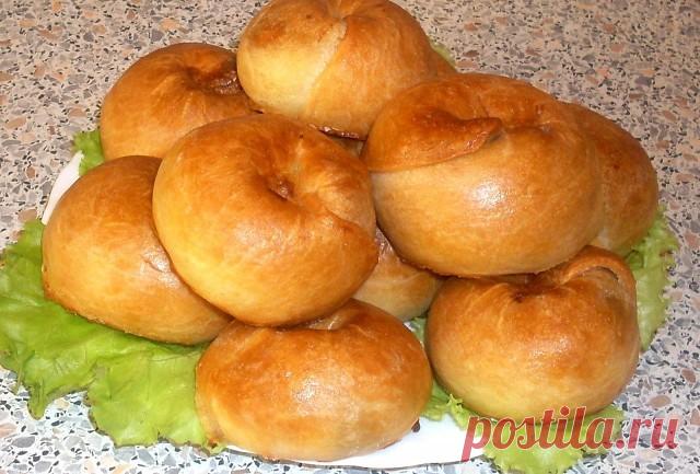 Пирожки Слоистые: рецепт моей бабушки
Недавно дети попросили меня испечь им «бабулиных» пирожков с картошкой.. На самом деле , начинок , кроме этой, может быть масса —  в детстве мы очень любили их со сладким творогом, с тыквой, с зеленым луком и яйцом, с гречкой, смешанной с жареным луком и грибами..Но вот мои дети обожают их именно с картошкой, размятой в пюре и смешанной с обжаренным на сливочном масле лучком..Начинку я разделила на две части(во вторую часть начинки я п...