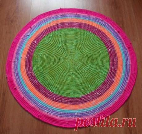 Яркий коврик из старых футболок и остатков пряжи | Амигурумик